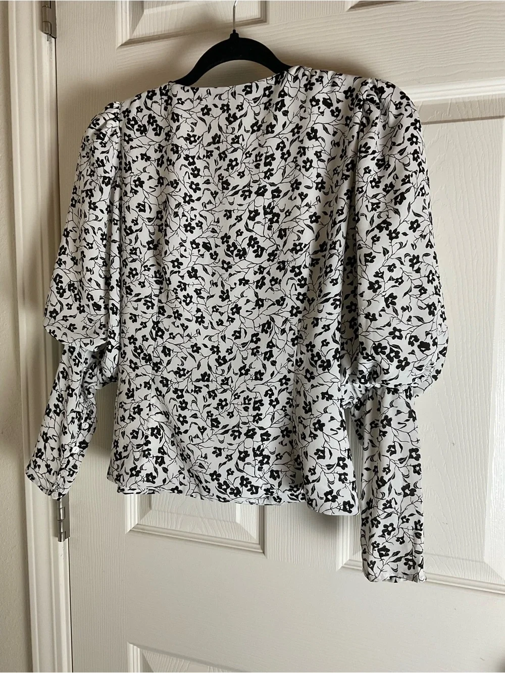 ASTR the Label Ivory Black Ditsy Floral Wrap Blouse Puff Bishop Sleeve Small